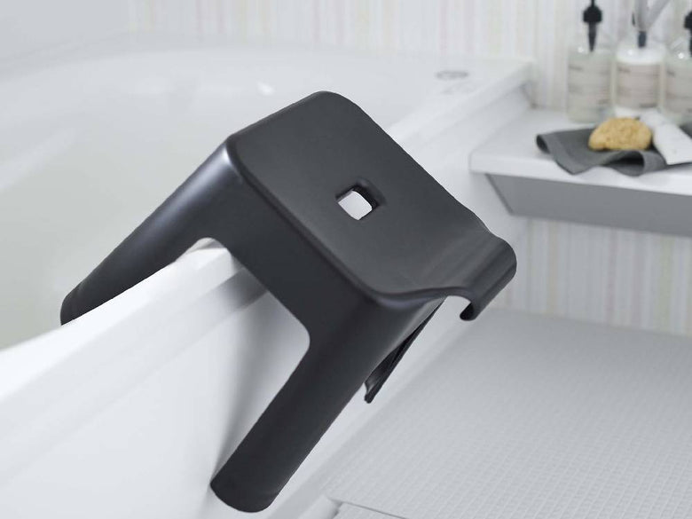 【tower/タワー】引っ掛け風呂イス SH30がバスルームに取り付けられている様子