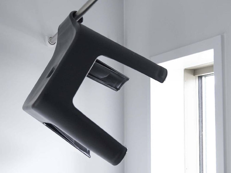 銀色のハンドルが付いた引っ掛け風呂イス SH30