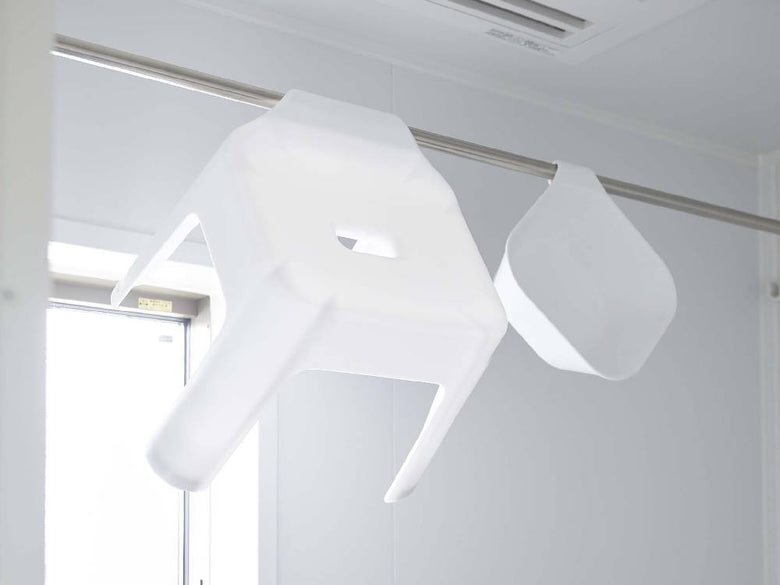 白と銀のプラスチック製引っ掛け風呂イスが天井に取り付けられている