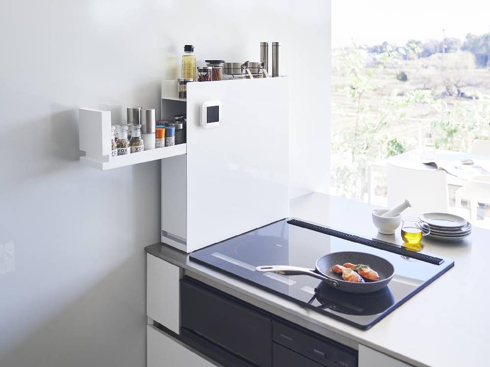 キッチンのカウンター上に設置されたスチール製の【tower/タワー】隠せる調味料ラック2段。引き出しと棚があり、調理器具や調味料を整理整頓できるホームアプライアンス。