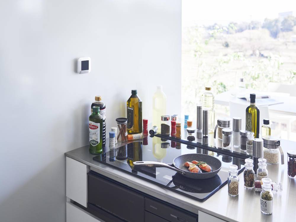 キッチンのカウンタートップに置かれた2段の隠せる調味料ラック