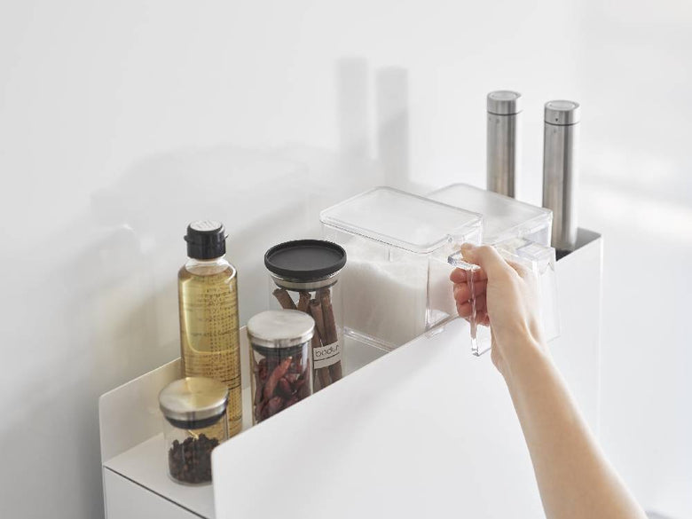 タワー型の隠せる2段調味料ラックがキッチンカウンターに設置されており、引き出しと棚が整然と並んでいる様子