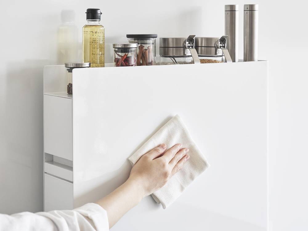 キッチンの棚に設置されたスチール製2段隠し調味料ラックと引き出し