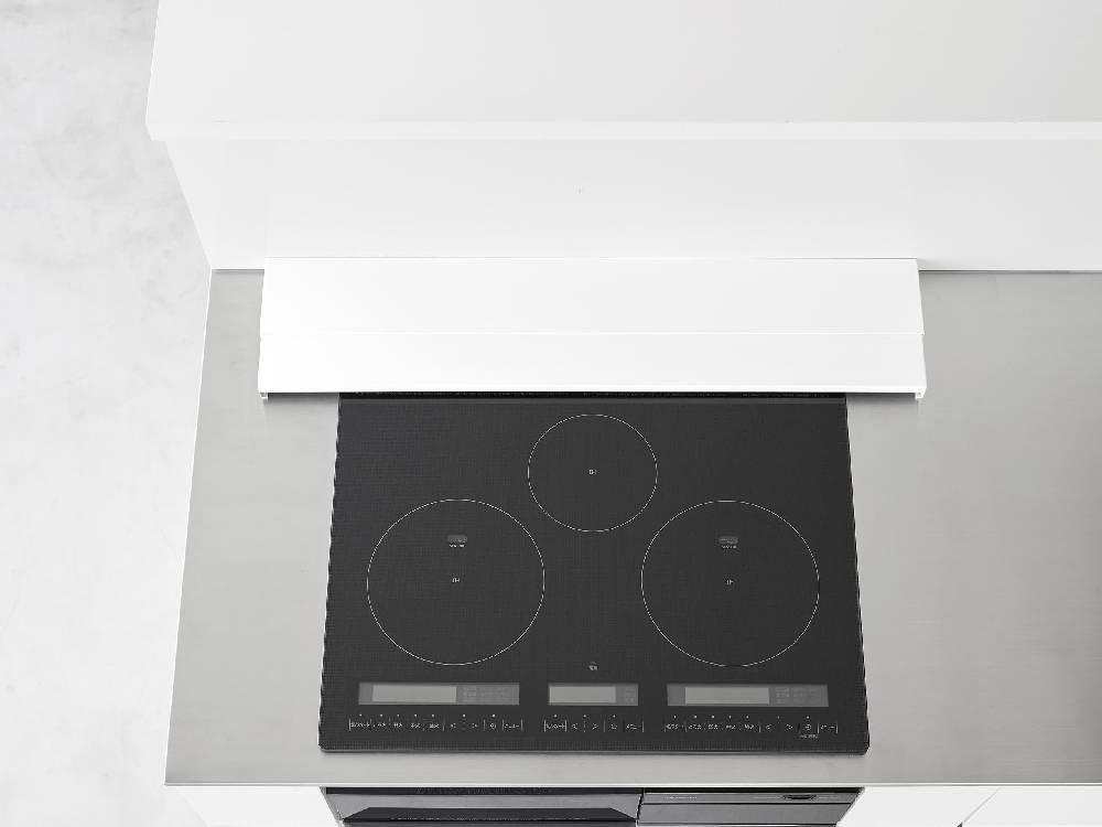 タワー製75cm奥行伸縮排気口カバーがビルトインコンロに取り付けられている画像