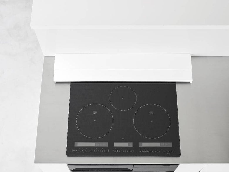 タワー製75cm奥行伸縮排気口カバーがビルトインコンロに取り付けられている画像