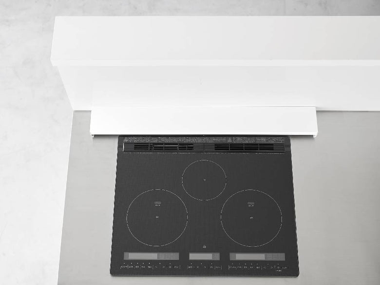 スチール製の75cm奥行伸縮排気口カバー。滑り止めシリコーン付きでビルトインガスコンロに適合するデザイン