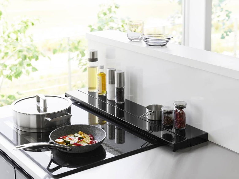 「tower」ブランドの75cmコンロ用奥行伸縮排気口カバーが設置されたキッチンのガスコンロ