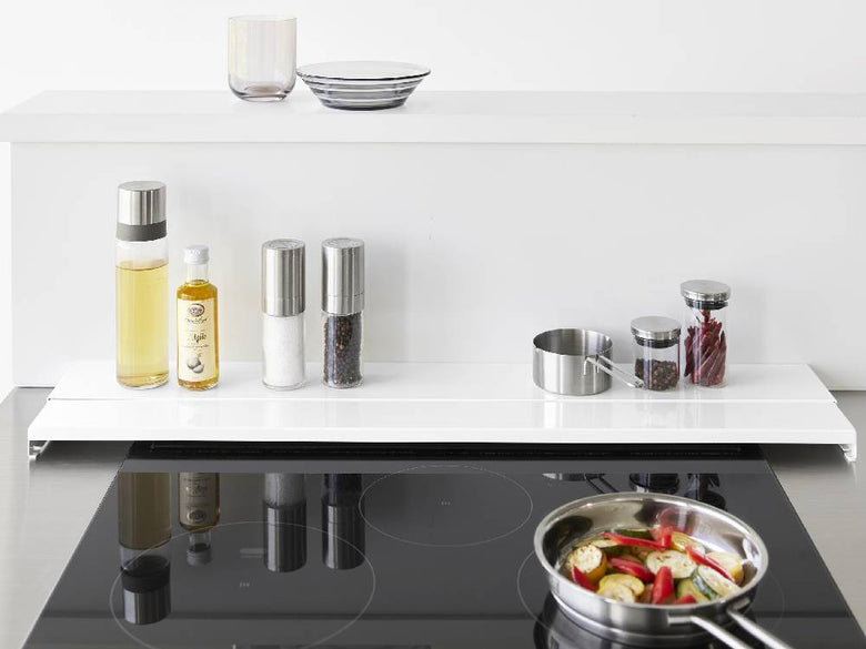 タワー製75cmコンロ用奥行伸縮排気口カバーがキッチンのガスコンロ上に設置されている様子