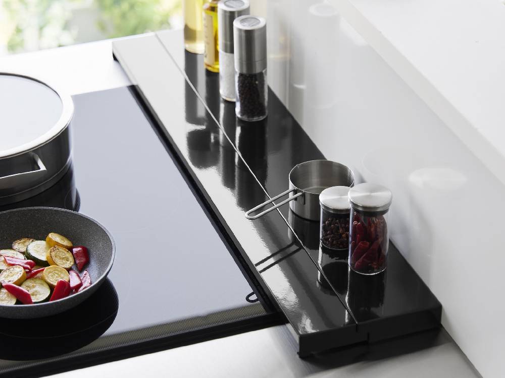 タワー製の75cm伸縮式スチール製排気口カバーがキッチンのガスコンロ上に取り付けられている