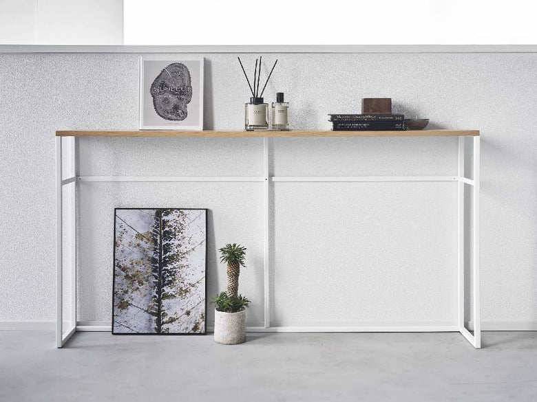 スチールフレームと天然木化粧繊維板を使用した『tower/タワー』ソファー裏コンソールテーブルの写真