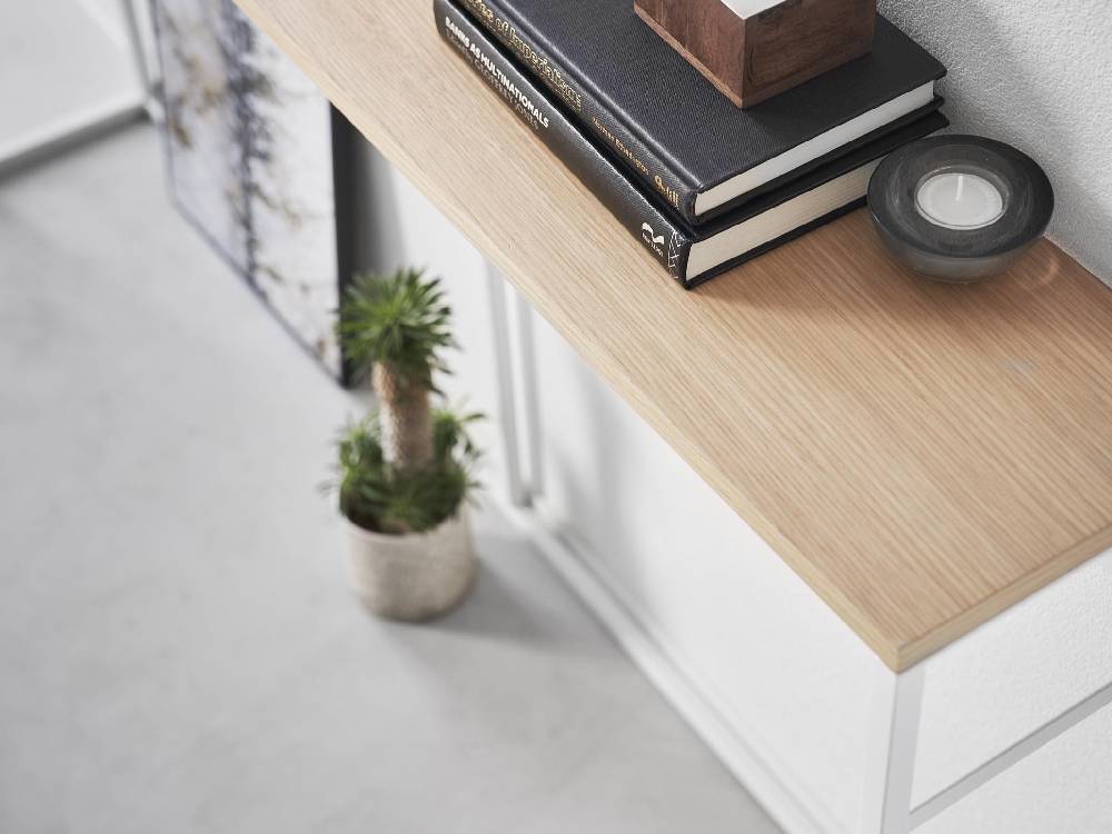 スチールフレームと天然木天板のタワーソファ用裏コンソールテーブル。複数の棚やフックが備えられ、モダンなリビングに調和するデザイン。