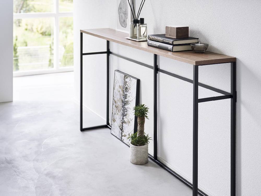 スチールフレームと天然木の天板を持つ「【tower/タワー】ソファー裏コンソールテーブル」の全体像