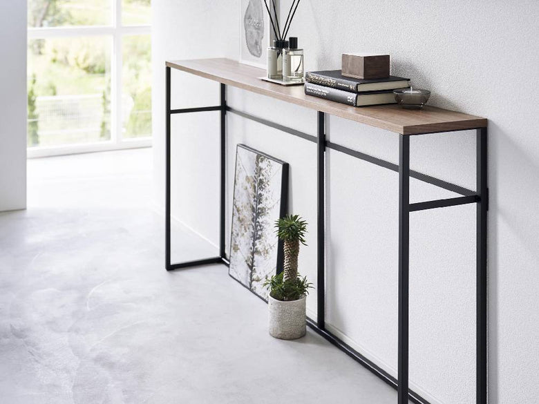 スチールフレームと天然木の天板を持つ「【tower/タワー】ソファー裏コンソールテーブル」の全体像