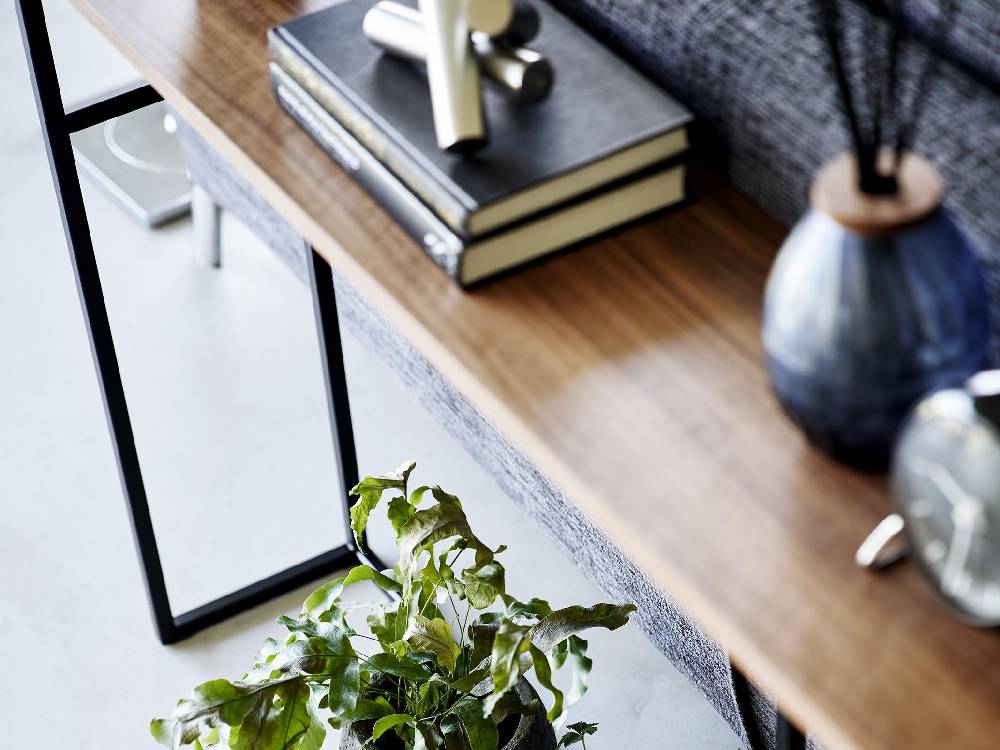 スチールフレームと天然木天板を使用したソファー裏用タワーコンソールテーブル。花鉢や棚が配置され、ナチュラルな雰囲気を演出しています。