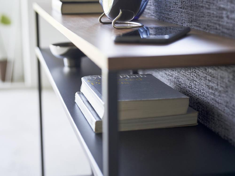 ソファー裏に置かれたスチール製棚付きコンソールテーブル