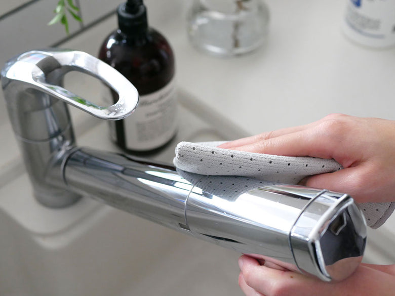 tidy/ティディ拭き跡を残さないワイプクロスがシルバーの蛇口とともにキッチンに配置されている様子