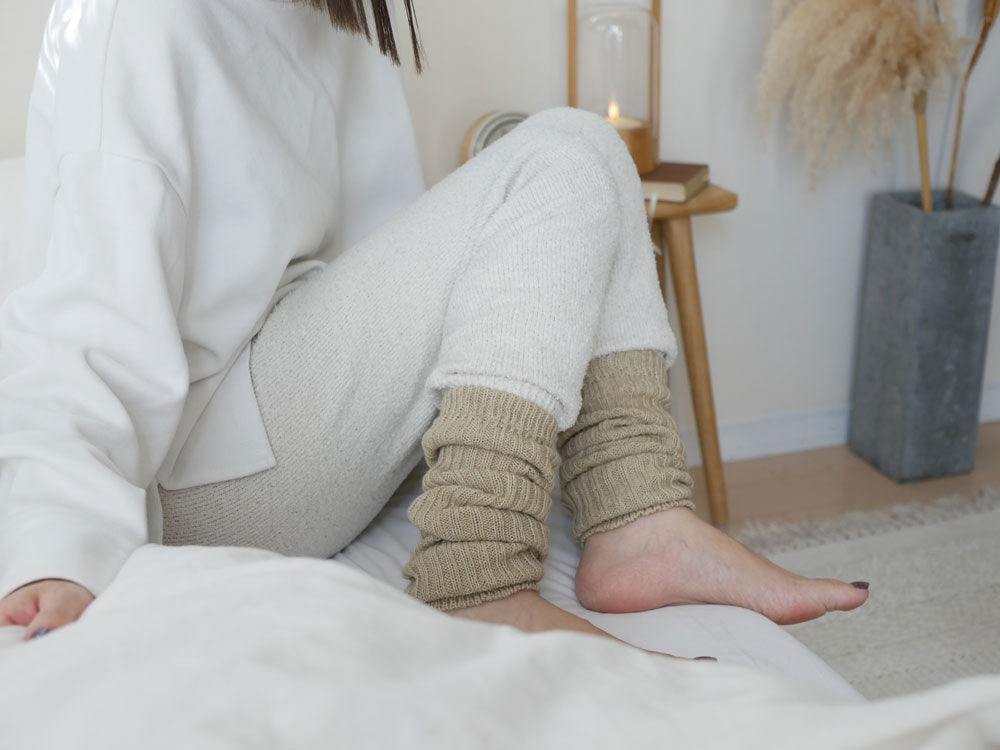 メメリのカシミヤコットンアーム＆レッグウォーマーを着用した足元の画像