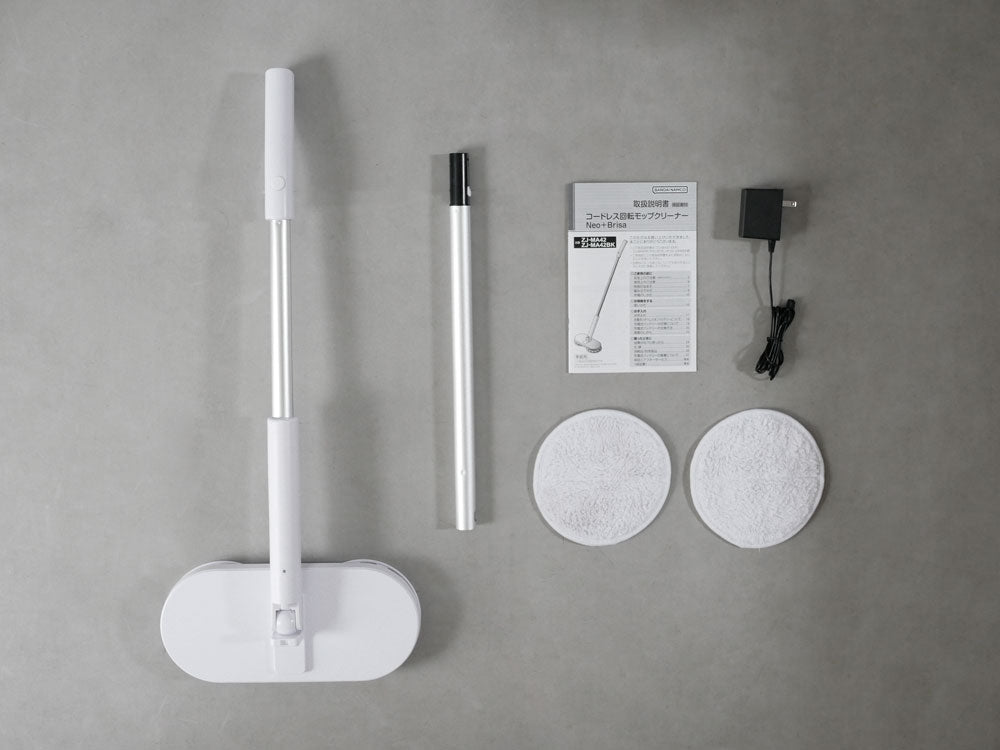 コードレス回転モップクリーナー Neo＋Brisaとシリンダー型の照明器具、観葉植物が配置された室内の写真