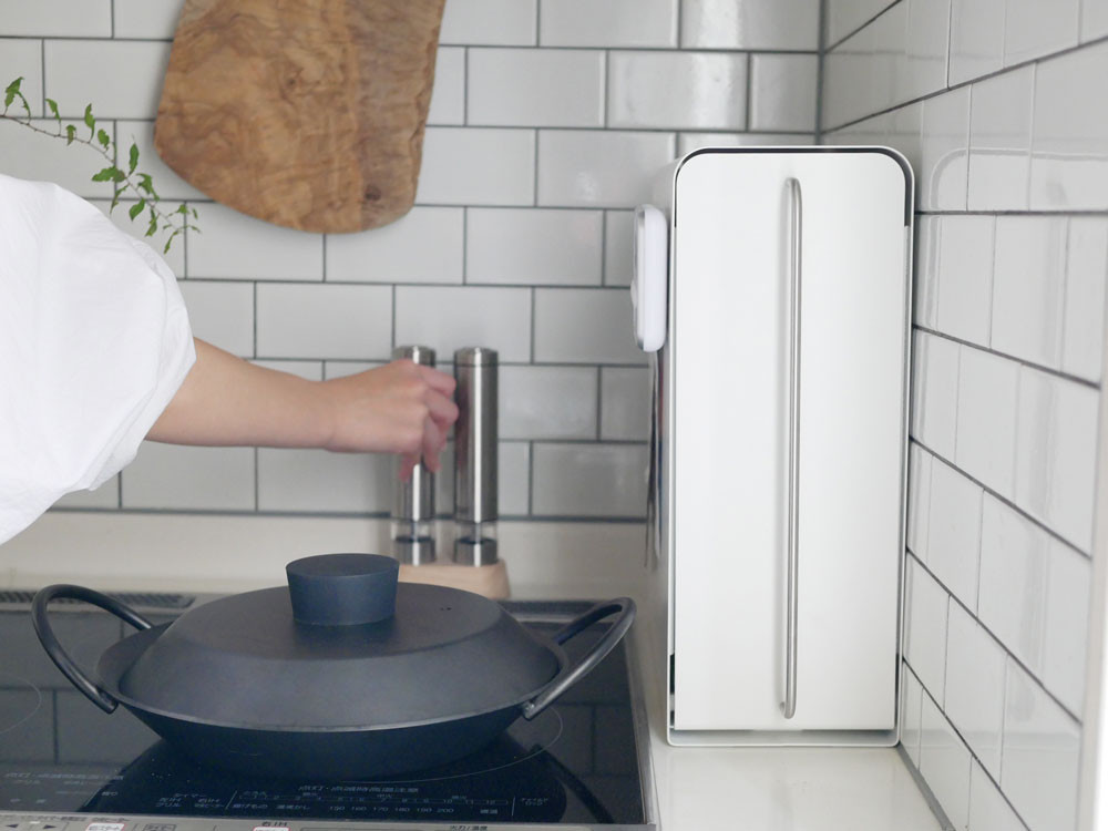 ピュアホワイトの【UtaU】見せたくない物を収納できるスタンドドロワーがキッチンカウンター上に置かれている