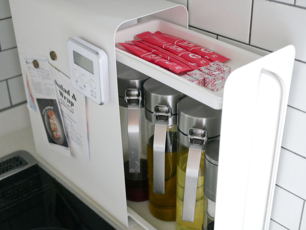 キッチンに置かれた【UtaU】スタンドドロワーの棚にボトルが整然と配置されている様子