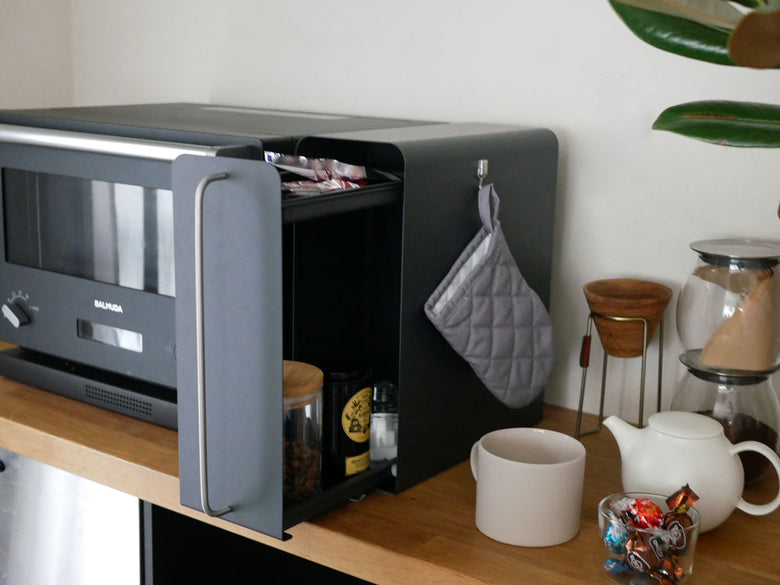 キッチン用スチール製スタンドドロワーにトースターなどの小型家電が整理整頓されている様子