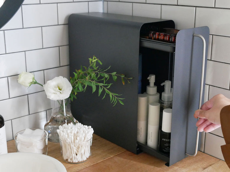 キッチンに設置された【UtaU】スタンドドロワーに観葉植物やボトルが整然と並べられている様子