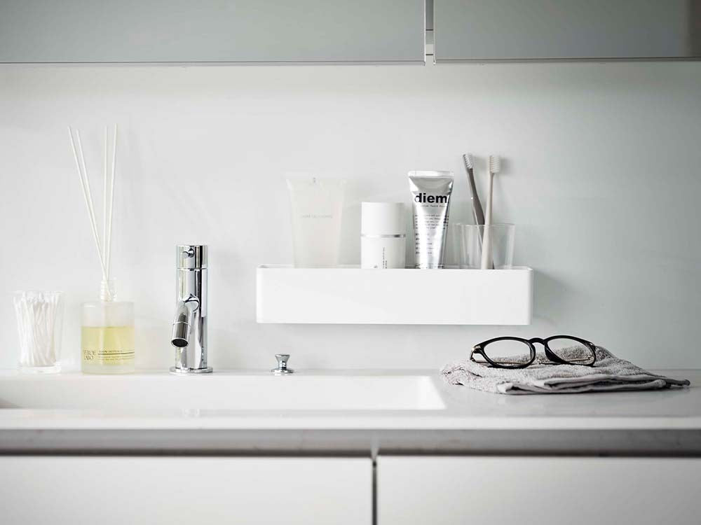 ホワイトのフィルムフックラックが洗面台のカウンターに設置されている様子