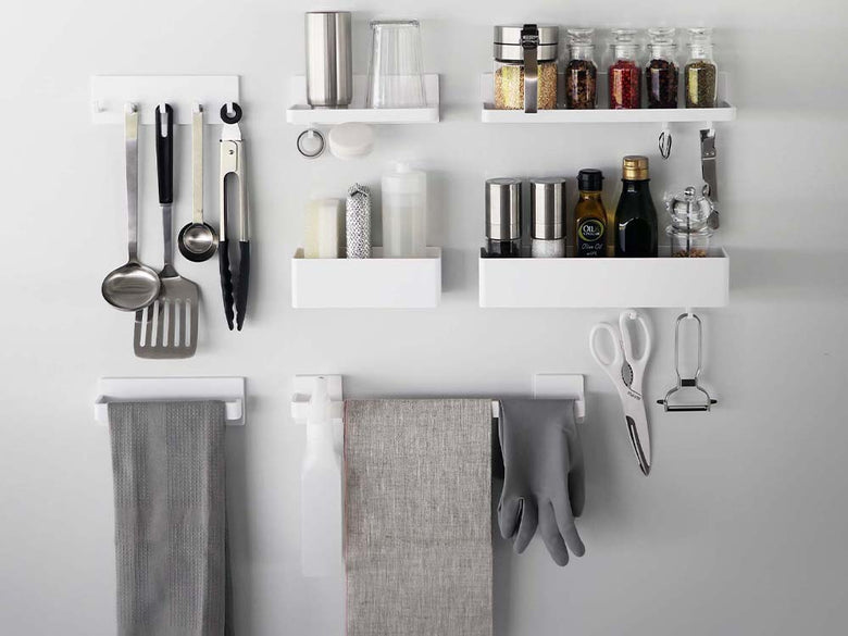 ホワイト色のW30フィルムフックラックが棚に取り付けられ、キッチン用品や調理器具が掛けられている様子