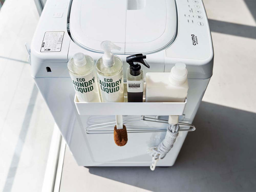 W30cmのホワイトフィルムフックラック。ABS樹脂製の本体に4つのポリカーボネートフックが取り付けられ、キッチンのタイル壁面に固定されています。