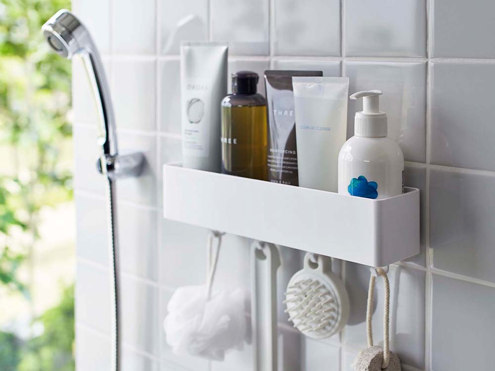 バスルームのシンク近くに設置された白色フィルムフックラック W30。ソープディスペンサーやタオル、ボトルが棚に整然と整理されている様子。