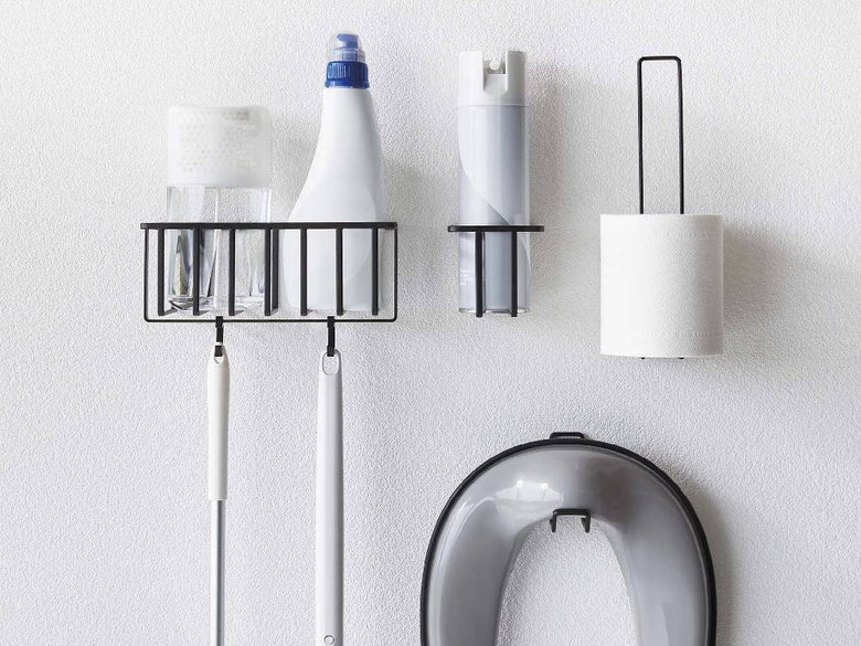 銀色の円柱型ウォールトイレットペーパーホルダー。壁に取り付けられ、一般的なサイズのトイレットロールを2本収納可能