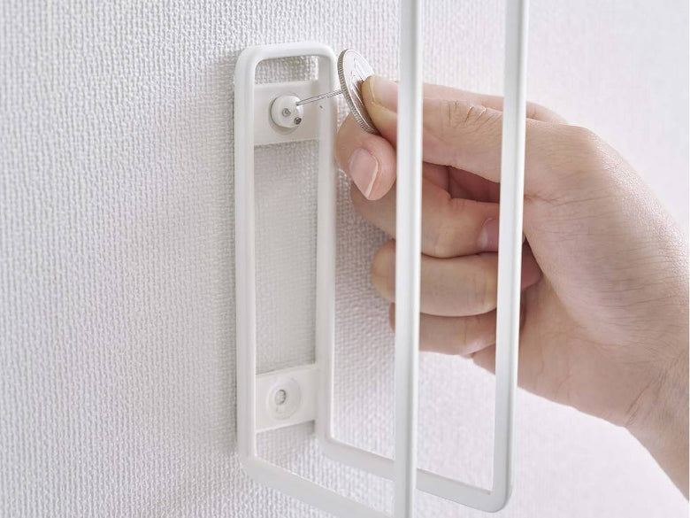 タワーウォールトイレットペーパーホルダー。スチール製でプラスチック部分を含み、壁に取り付けられています。