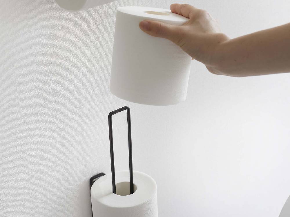 スチール製ウォールトイレットペーパーホルダーに、2本のトイレットペーパーが収納された様子