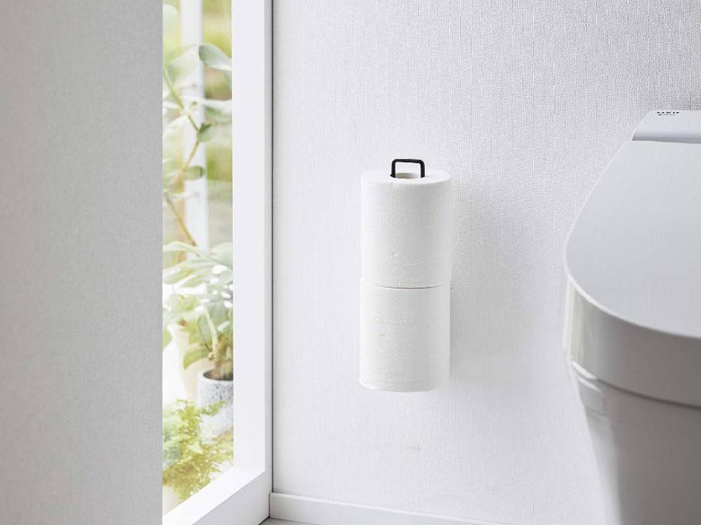 バスルームの壁に設置されたスチール製ウォールトイレットペーパーホルダー