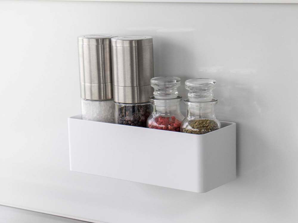 白色のフィルムフックラック W18 に瓶や花鉢が整理されたキッチンの棚