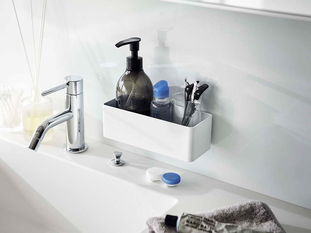 白色のW18フィルムフックラックが浴室の洗面台の壁に取り付けられている様子