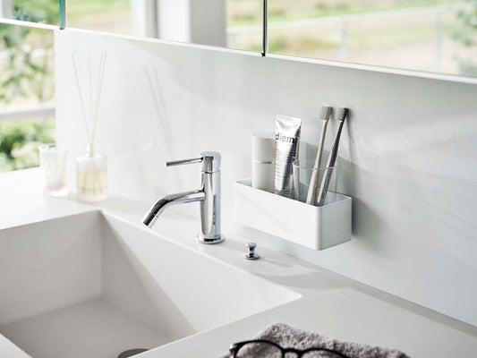 白色のPLATE/プレート フィルムフックラック W18がバスルームの洗面台カウンターに取り付けられている様子