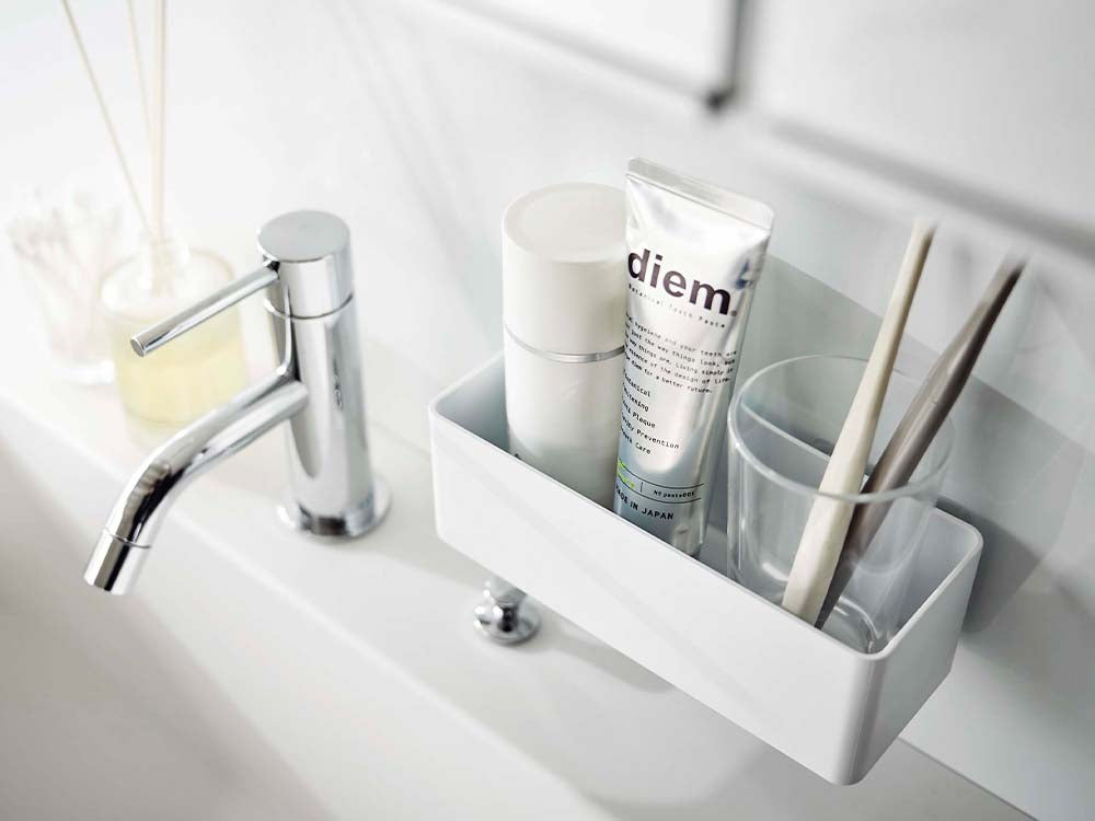 ホワイトのフィルムフックラックが洗面台に取り付けられているバスルームの様子