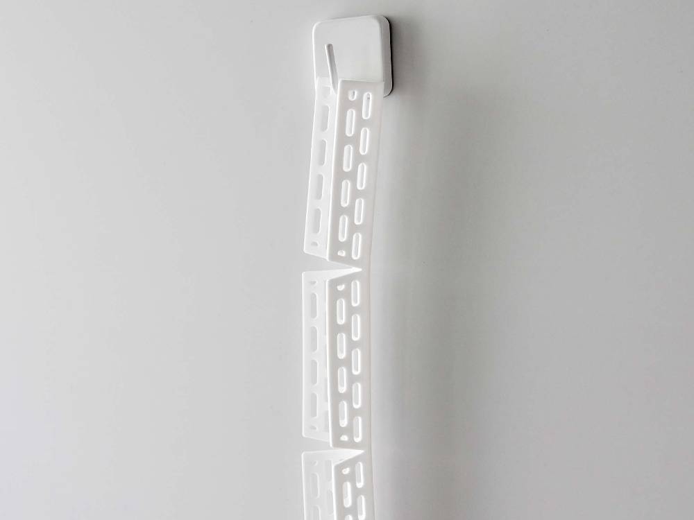 ドラム式洗濯機のドアパッキンに装着されたシリコーン製挟まり防止カバー。サイズは約44.5cm幅、2.5cm奥行、高さ4.7cm。