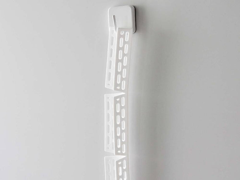 ドラム式洗濯機のドアパッキンに装着されたシリコーン製挟まり防止カバー。サイズは約44.5cm幅、2.5cm奥行、高さ4.7cm。