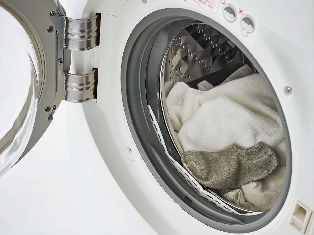 銀色のドラム式洗濯機と衣類乾燥機が並ぶ家庭用洗濯設備