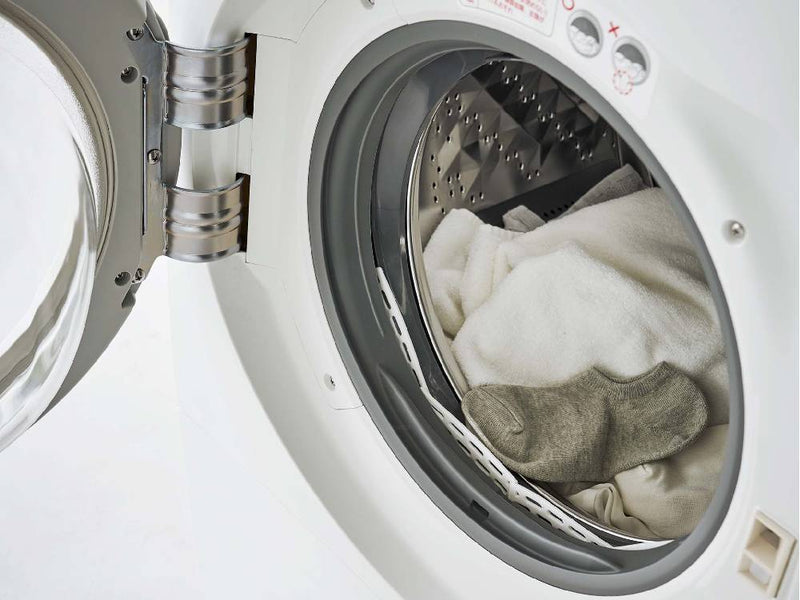 銀色のドラム式洗濯機と衣類乾燥機が並ぶ家庭用洗濯設備