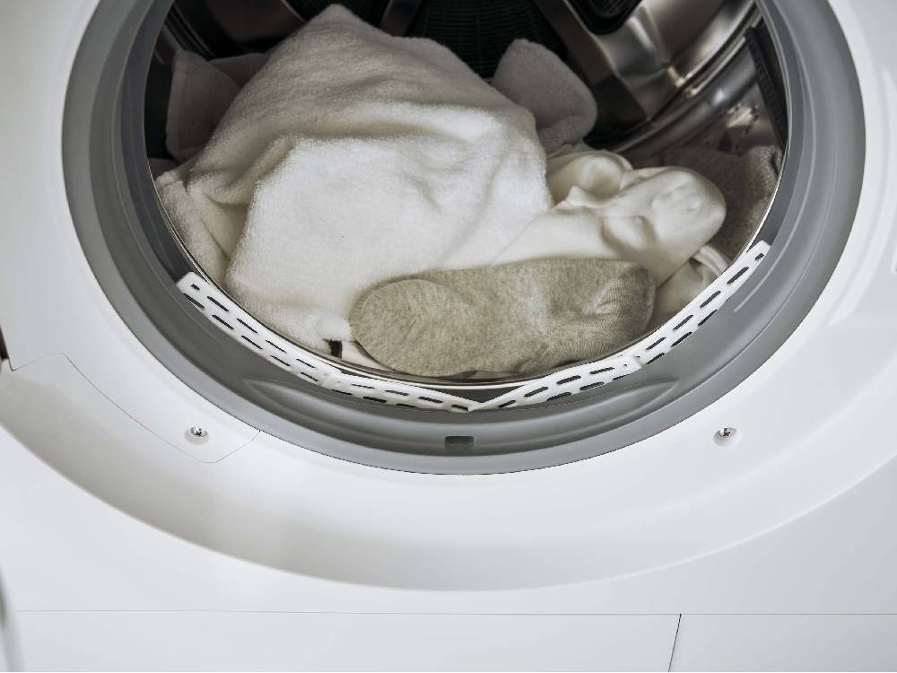 ドラム式洗濯機のドアパッキンに装着されたシリコーン製の小物挟まり防止カバー