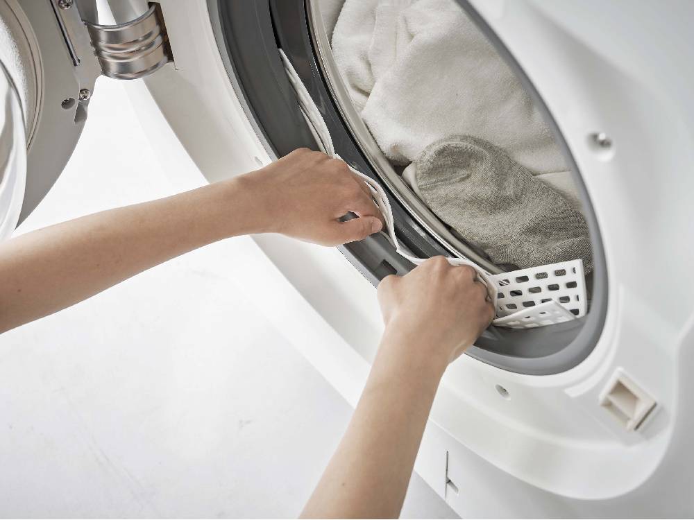 シリコーン製ドラム式洗濯機用ドアパッキン防止カバーが取り付けられた洗濯機の写真