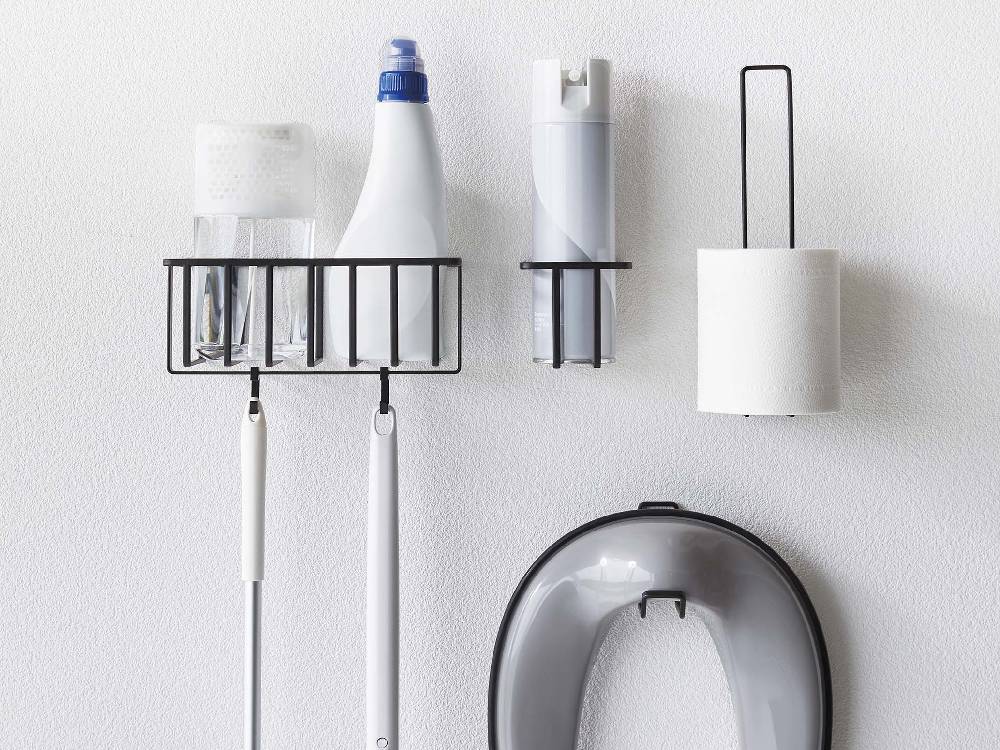 銀色のプラスチック製シリンダー型歯ブラシホルダーが取り付けられたウォールトイレ用品収納フック