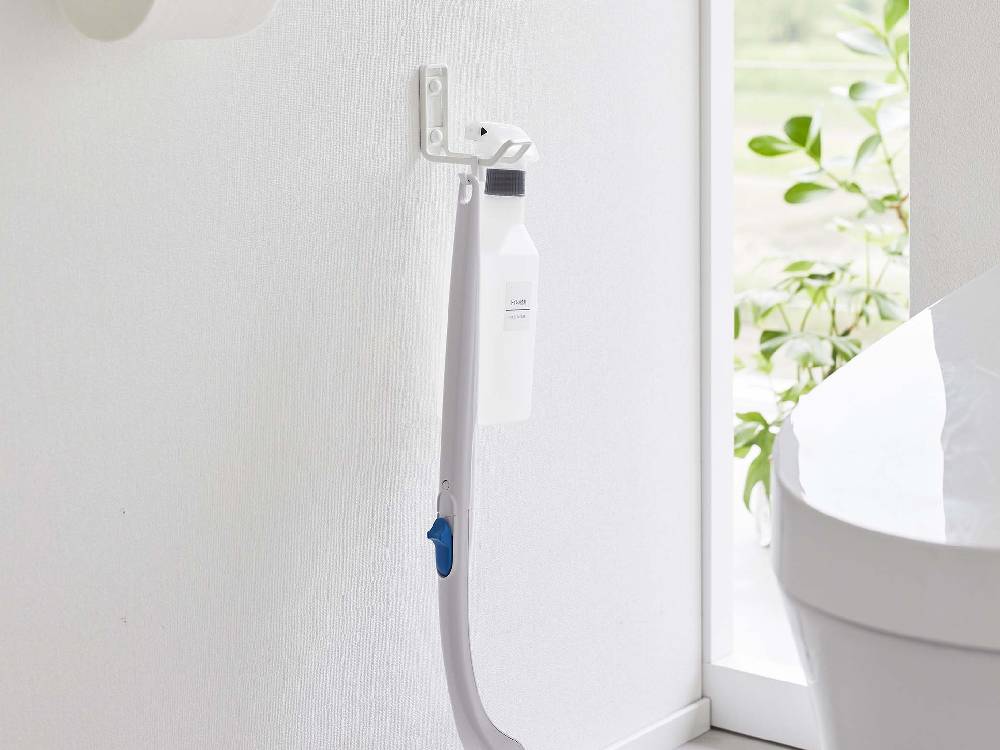 浴室の壁に設置されたタワー製ウォールトイレ用品収納フック