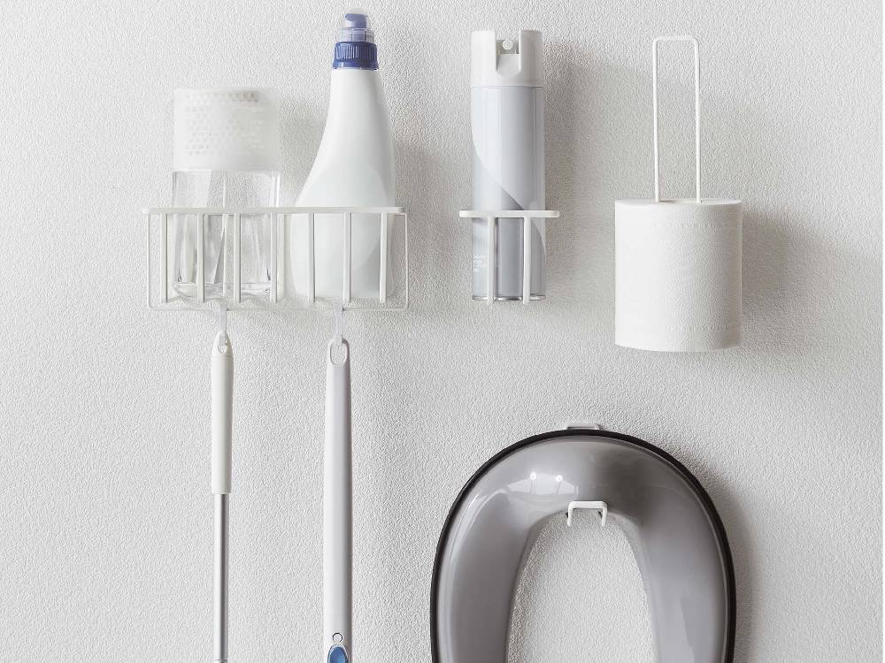シルバー仕上げのタワーウォールトイレ用品収納フックが壁に取り付けられている様子