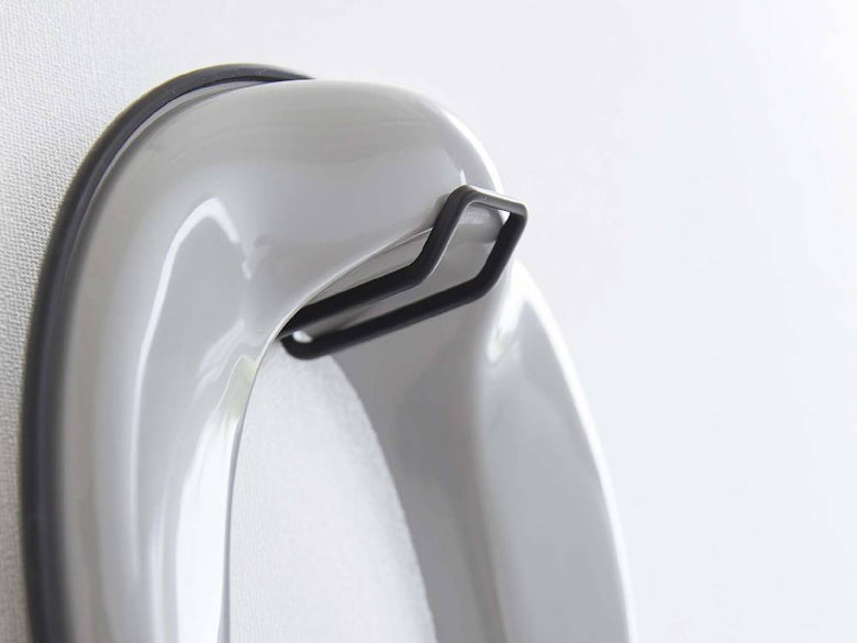 銀色のスチール製ウォールトイレ用品収納フックが石こうボードの壁面に取り付けられている様子