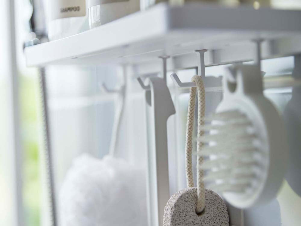 白いフィルムフック付きトレーW30がキッチンの棚に設置されている様子