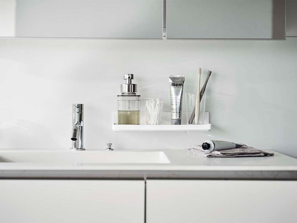 キッチンカウンターに取り付けられた白色のフィルムフックトレー【PLATE/プレート】